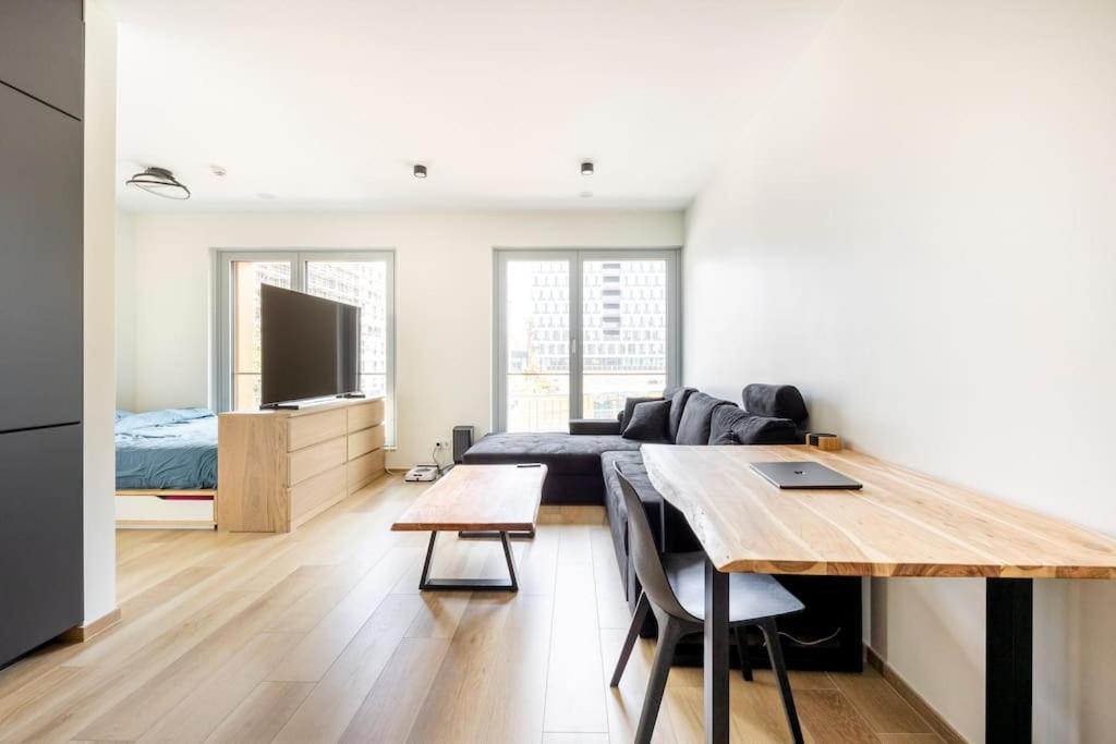 Modern Near Pwc & Deloitte & Cloche D'or Mall Appartement